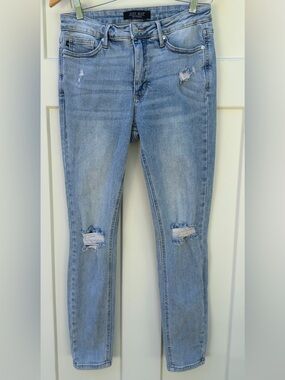 Judy Blue Light Wash Distressed Skinny Jeans 7/28
